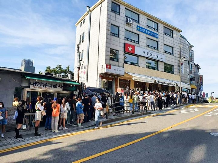 連日、長蛇の列ができる安国店