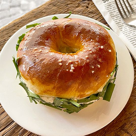 長ねぎプレッツェルベーグル
人気商品の1つで、韓国のテレビ番組「シングル男のハッピーライフ」で、人気フリーアナウンサー、チョン・ヒョンムが食べて大きな話題になりました。長ねぎ、玉ねぎ、ニラがはいったベーグルに、クリームチーズをサンドしたプレッツェルサンドウィッチです。