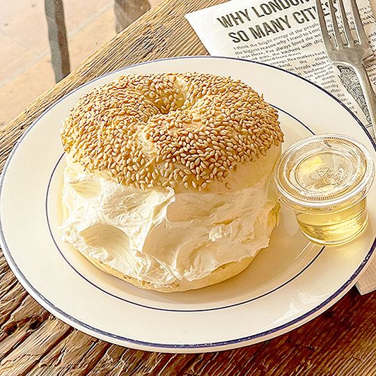 ブリックレーンサンドウィッチ
香ばしいゴマベーグルに、クリームチーズをたっぷりとサンド。はちみつと一緒に味わいます。