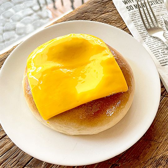 じゃがいもチーズベーグル
マッシュポテトとチーズが入ったベーグルの上に、チェダーチーズが乗っかった、「ロンドンベーグルミュージアム」販売数1位の人気商品です。