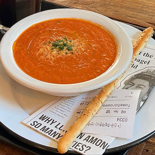 トマトスープ
トマトをたっぷり、ことこと長時間煮込んだスープ。トウガラシ入りでピリ辛です。