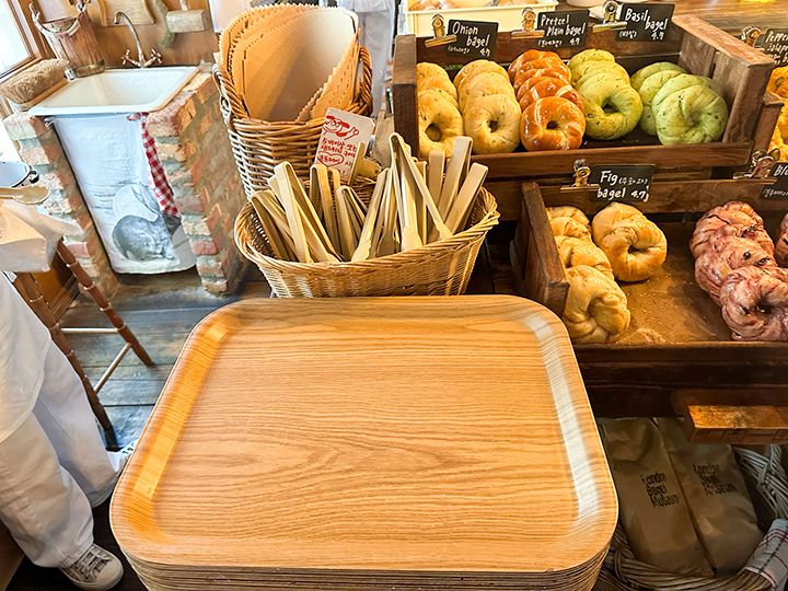 入口横にトレイとトングが設置