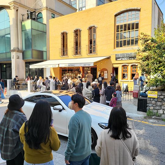 連日、長蛇の列ができる島山店