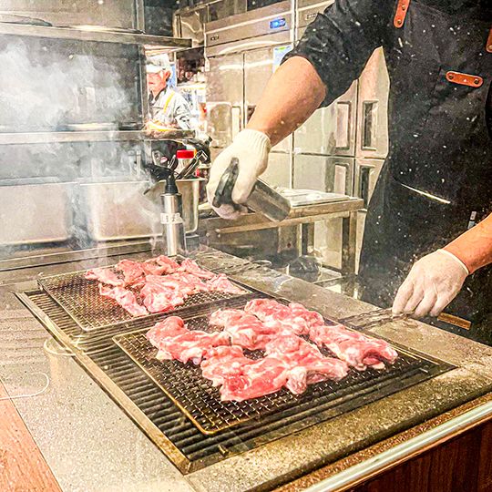 一部の部位は厨房で下焼き ※写真提供：松鶏屋