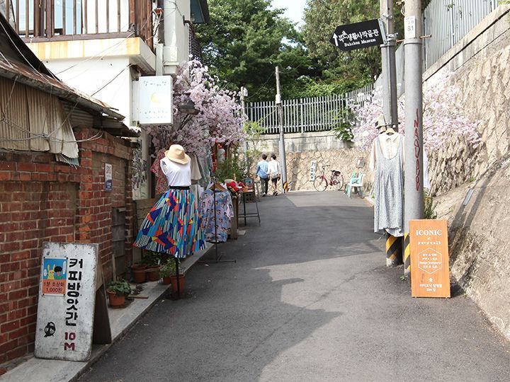 「正読図書館」の西側石垣道を進んでいく