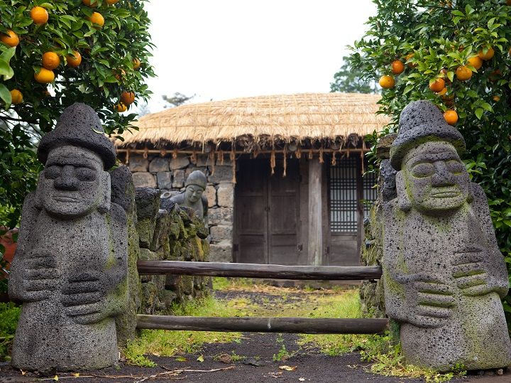 済州島の守り神「トルハルバン」があちこちにみられる「城邑民俗村(ソンウッミンソッチョン)」