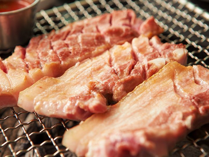 済州島の黒豚は、韓牛(ハヌ、韓国在来種の牛)より平均3倍も高価とされる
※写真は「黒豚家 済州本店」より