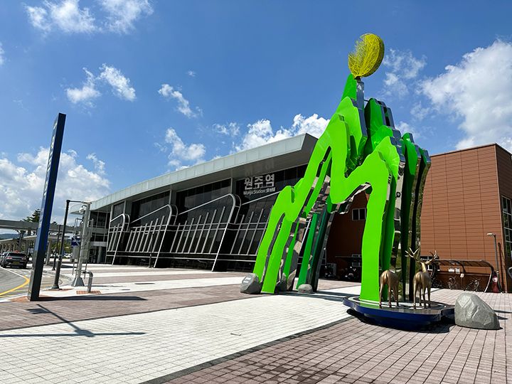 モニュメント「雉岳山(チアクサン)の日の出」