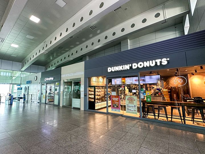 カフェ(右)、コンビニエンスストア(左)