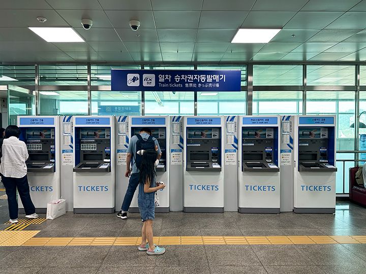 急行列車の切符発券機