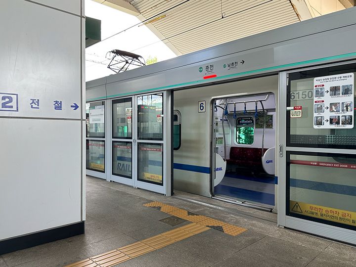 白色のボディに青色の線が入っている各駅列車