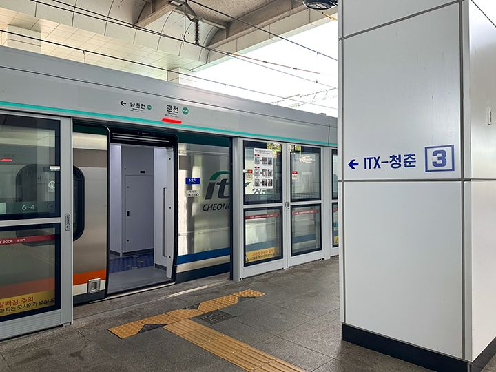 中間に2階建て車両もある急行列車「ITX-春川」