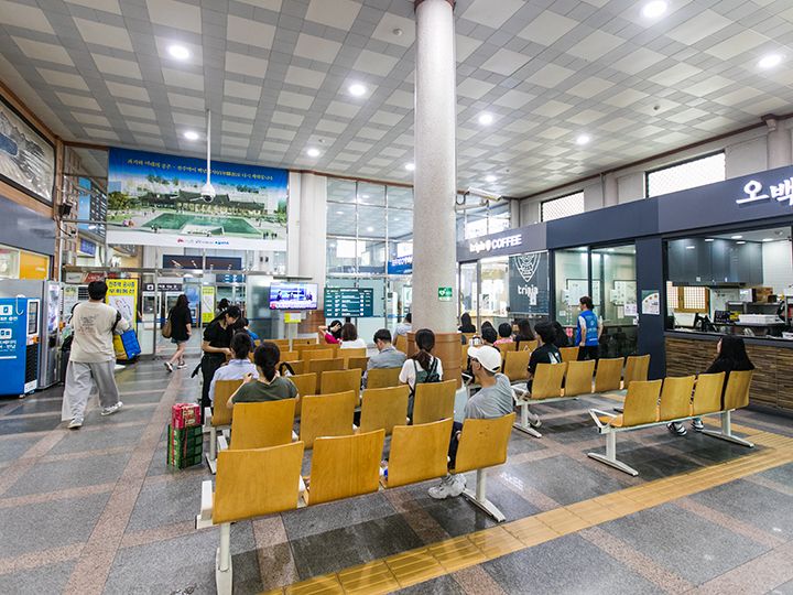 待合室、カフェ