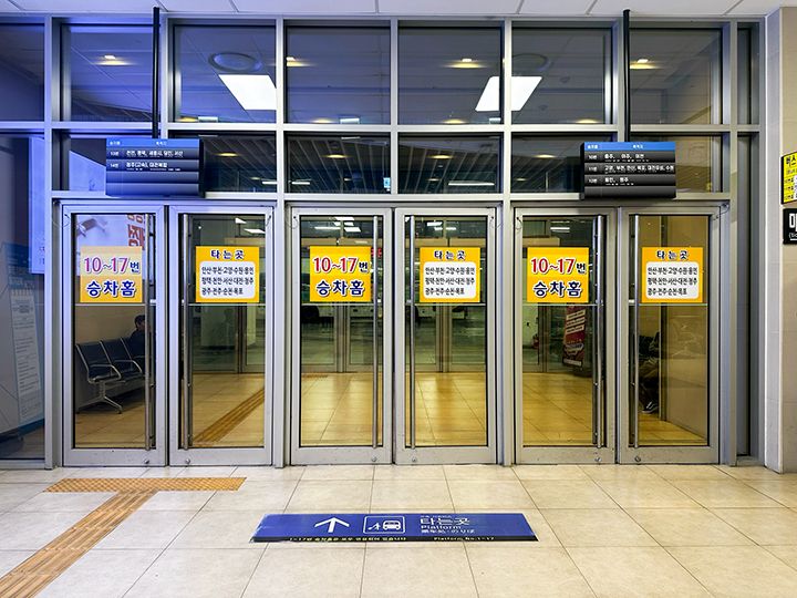 バス乗り場の入口