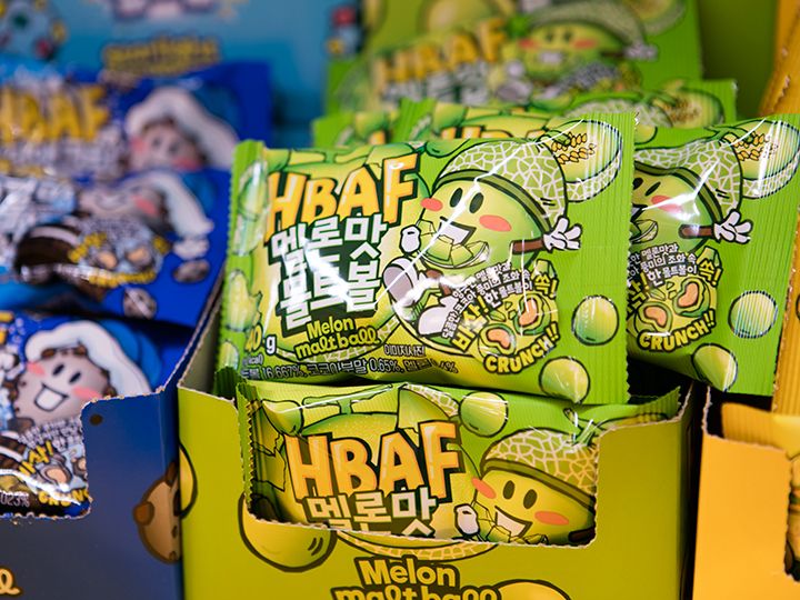 サクサク食感が美味しいスナック菓子「モルトボール」は2023年9月に販売開始した新作