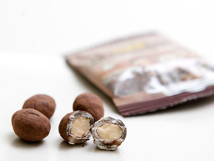 チョコレートコーティングのアーモンドはコーヒーや紅茶のお供にぴったり