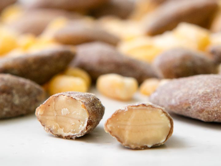 パウダーがかかったシーズニングアーモンドは、手が止まらなくなる美味しさ!