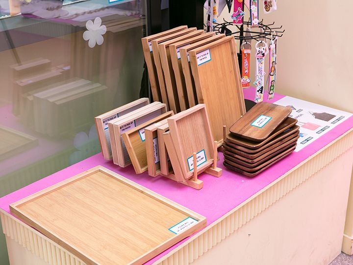 入店したらまずはトレーを持って