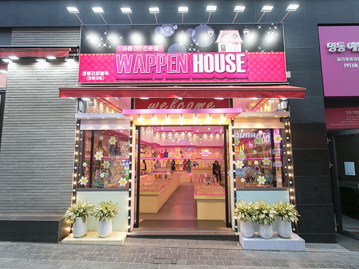 キラキラ目立つピンクの入り口