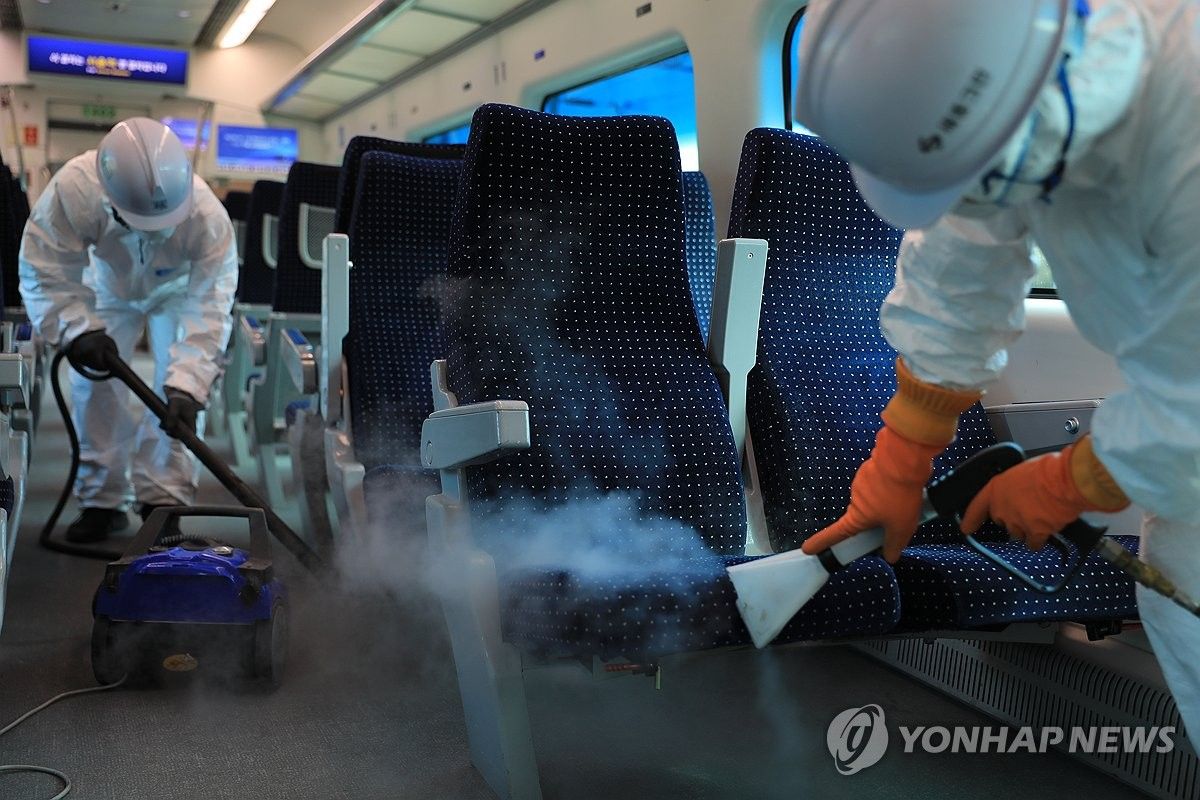 空港鉄道の車両内の殺菌を行う作業員
COPYRIGHTⓒ YONHAP NEWS