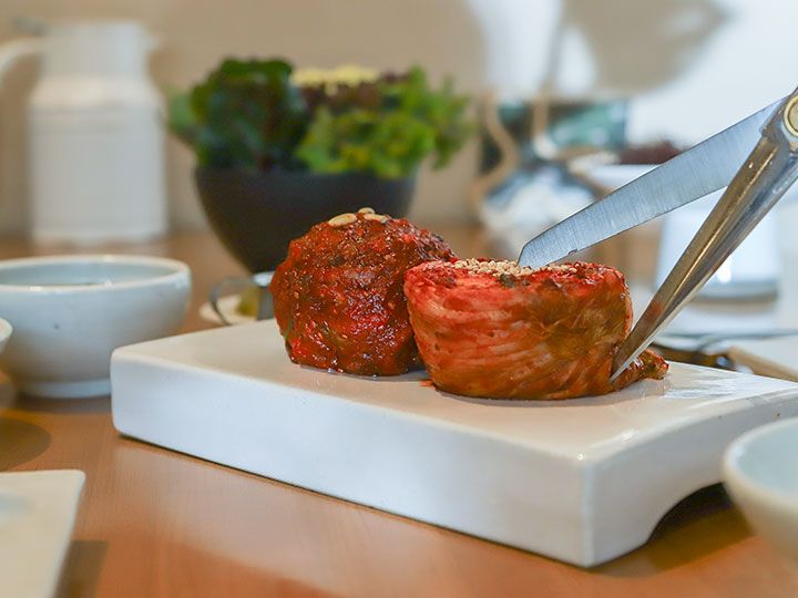 美しく盛られたキムチも、食べやすいサイズにカット