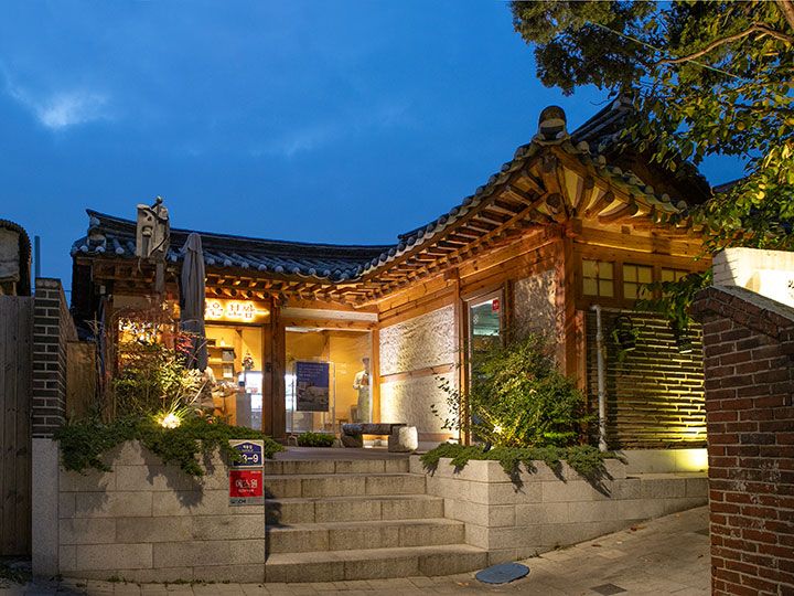 夜、ライトアップされたお店もロマンチック