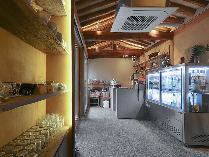 入口にはお酒やお猪口が