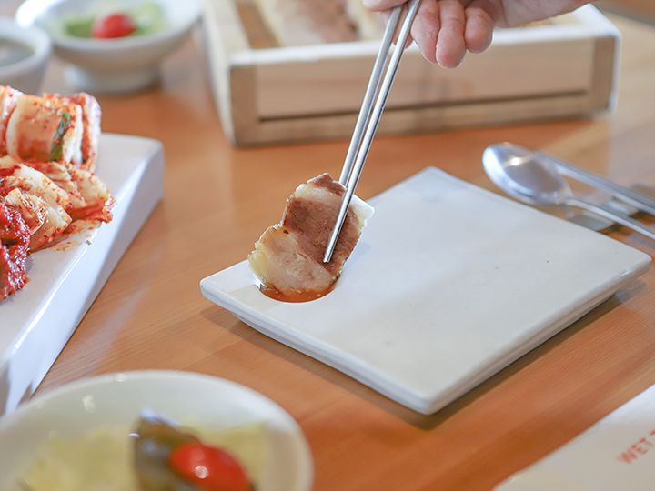 くぼみに入れた塩辛にポッサムを付けて