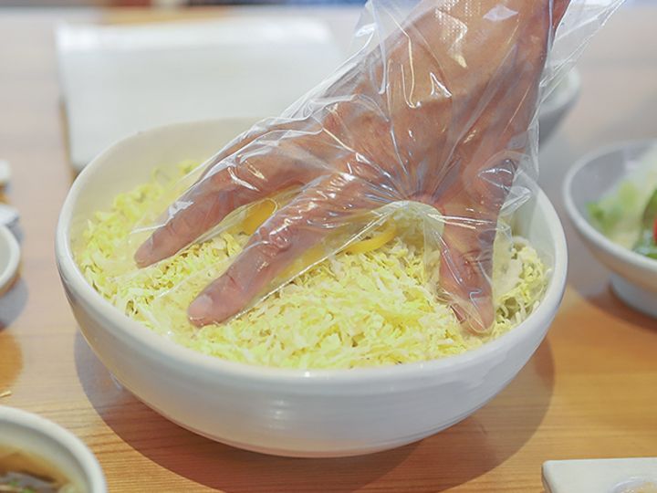 ビニール手袋をはめて