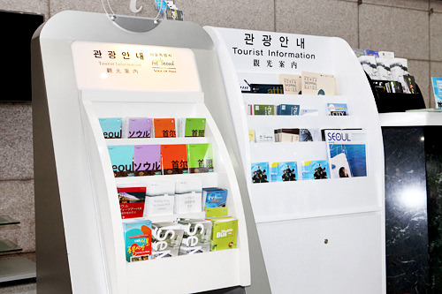 日本語や英語、中国語など様々な言語のガイドブックがあります