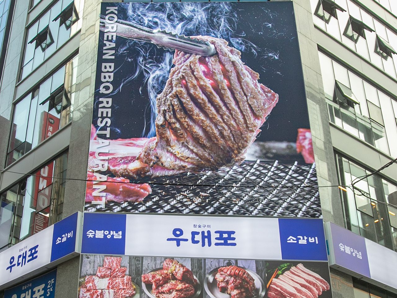 ビル壁面の看板