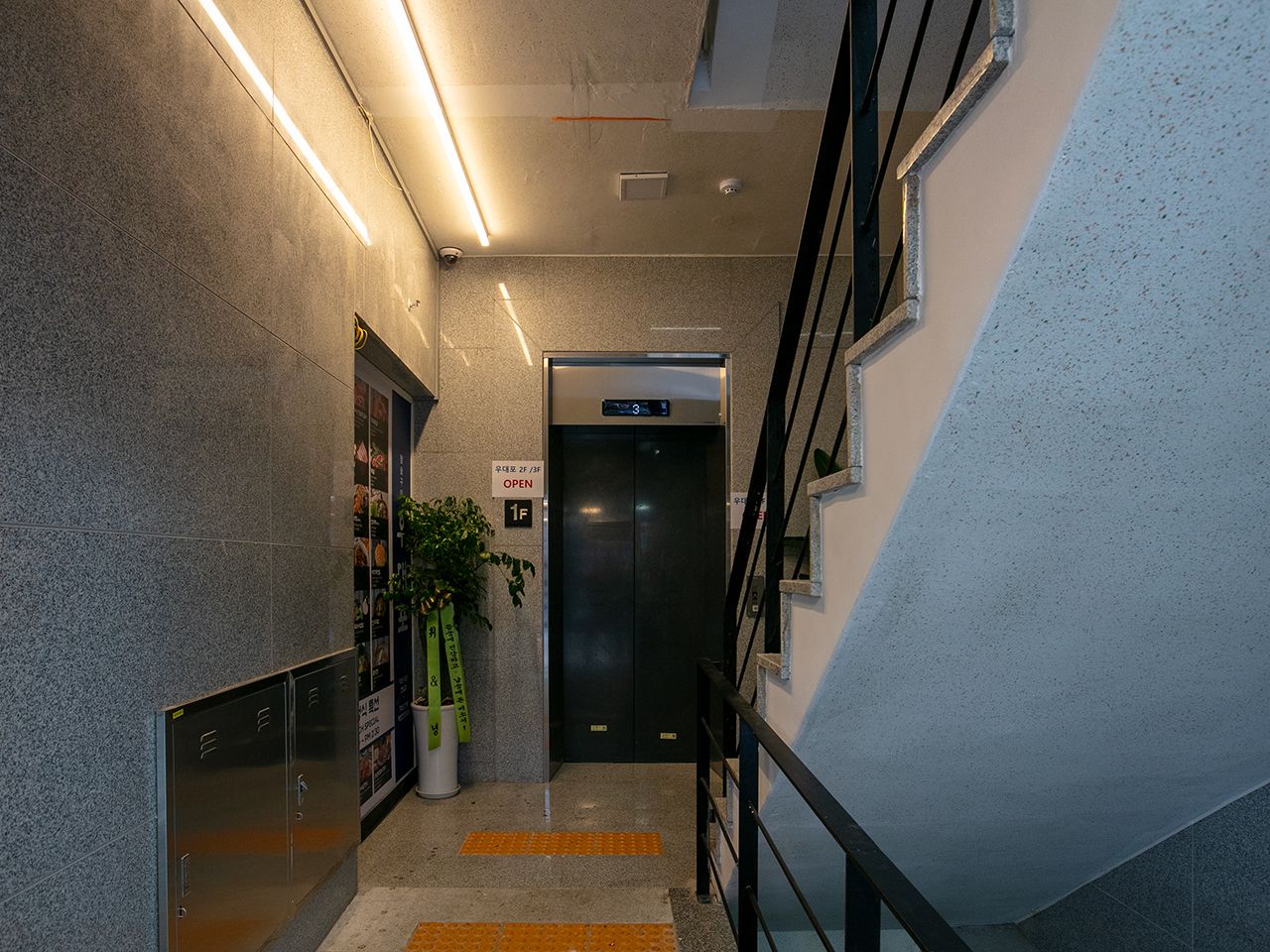 2階へは階段またはエレベーターで