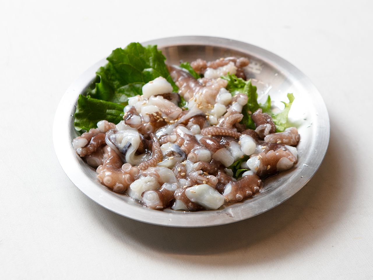 ブヨブヨ動いている「テナガダコの踊り食い」
30,000ウォン