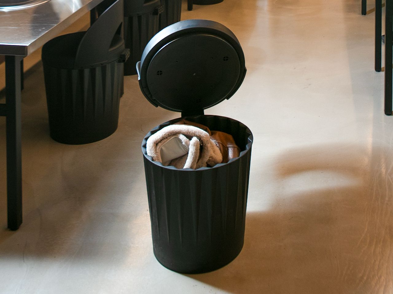 手荷物に焼肉の匂いが移らないよう収納できる椅子