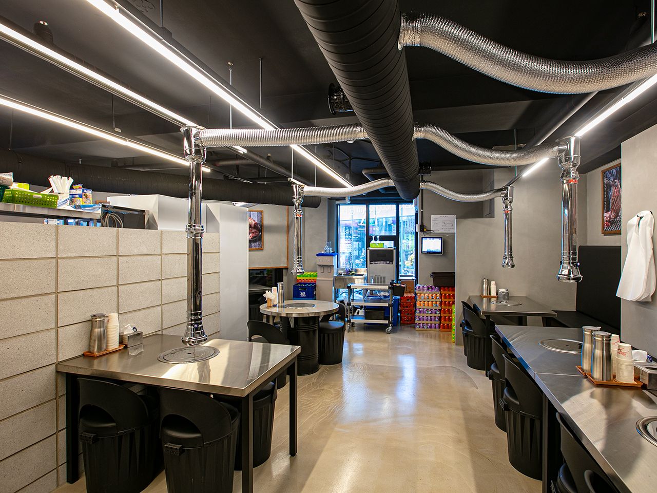 新築ビルなので明るい店内