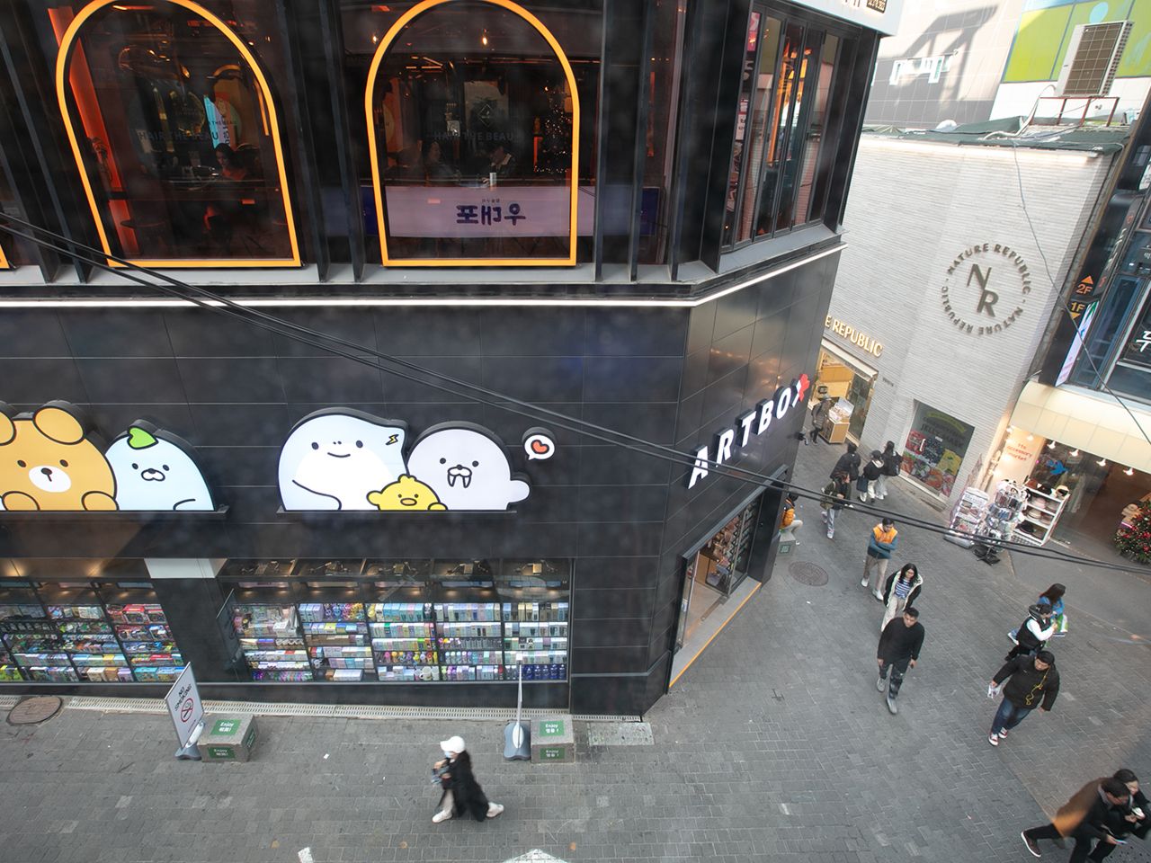 窓側の席からは明洞の街並みが見下ろせる