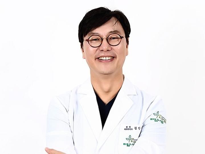 キム・インス代表院長
・檀国大学 歯医学 博士
・ハーバード大学 インプラント課程 修了
・ボストン大学 インプラント課程 修了
・前 檀国大学 歯学部 外来教授 歴任
・前 カトリック大学 外来教授 歴任
・大韓口腔顎顔面インプラント学会 正会員
・大韓歯科補綴学会 正会員
・大韓麻酔科学会 正会員
・大韓歯科保存学会 正会員
・審美歯科学会 正会員