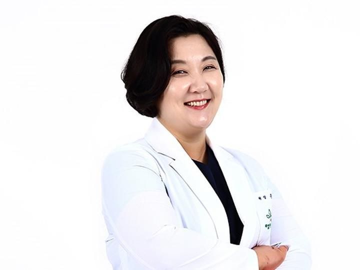 ソン・スジョン院長
・檀国大学 歯学部 卒業
・前 カトリック大学 医学部 歯科学教室 外来助教授 歴任
・大韓歯科矯正学会 正会員
・大韓舌側矯正学会 会員
・大韓審美歯科学会 会員