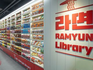 「ラーメン(韓国語でラミョン)ライブラリー」というコンセプトの支店