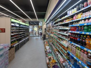 コンビニエンスストアの通常の商品も販売
