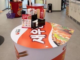 テーブル台も人気カップラーメンのデザインに