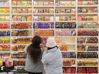 図書館の本棚のように陳列されたインスタントラーメン