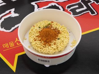 利用方法１．お会計後、麺とソースの粉などを容器へ　２．容器横(写真下)のバーコードを調理機に読み取る