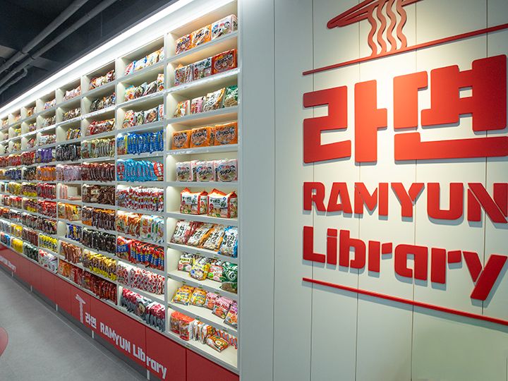 「ラーメン(韓国語でラミョン)ライブラリー」というコンセプトの支店