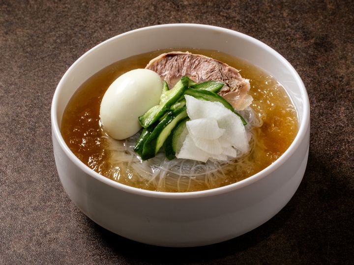 焼き肉を食べた後の〆にピッタリな「水冷麺」。口の中がサッパリします。