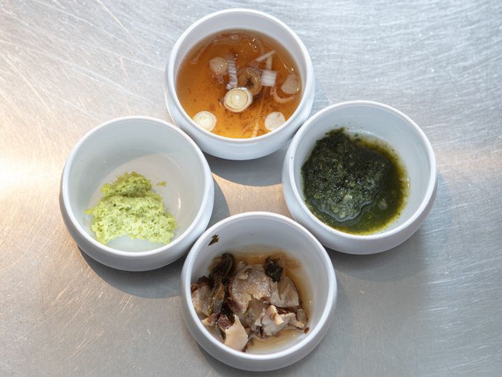 (上から時計回りに)オリジナルソース、エゴマの葉をすりつぶしたソース、生姜ソース、ワサビ