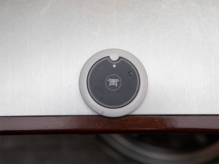 呼び出しベルにもお店のロゴ「青」が表示