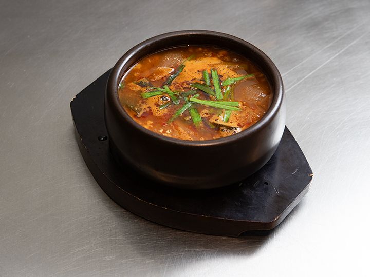 辛くなく、マイルドで濃厚な味わいの「味噌チゲ(テンジャンチゲ)」