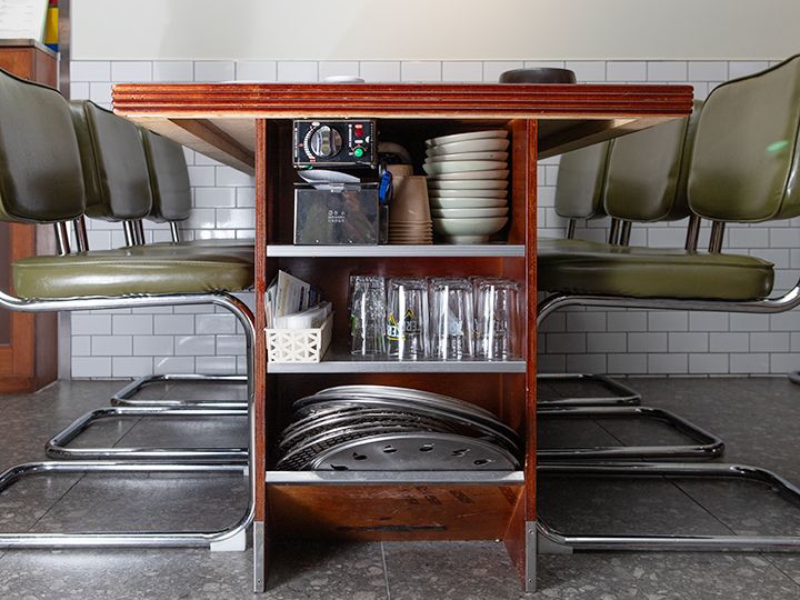 テーブル横に小皿やグラスがセッティング