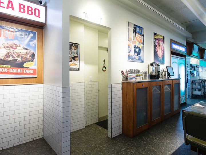 お手洗いは店内に男女別にあり